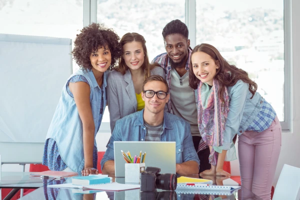 fashion-students-working-as-team